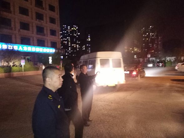 济南市中区“利剑”出击联合夜查  6部违规车辆被暂扣