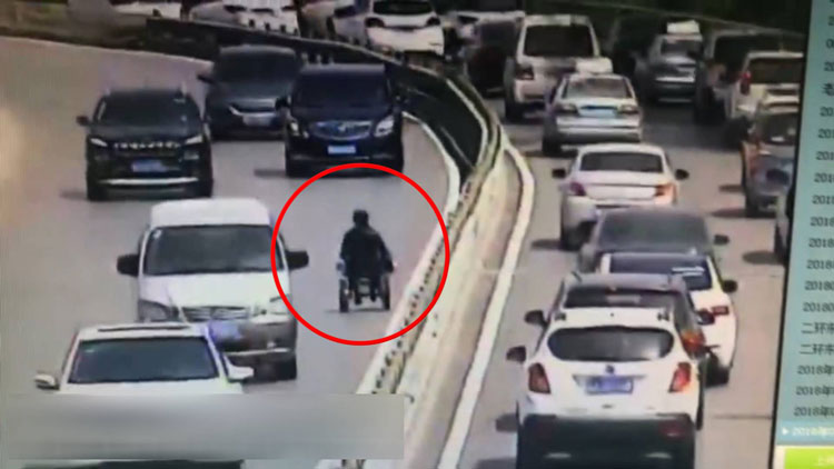 46秒丨险！济南八旬老人迷路 竟坐电动轮椅在高架桥上逆行
