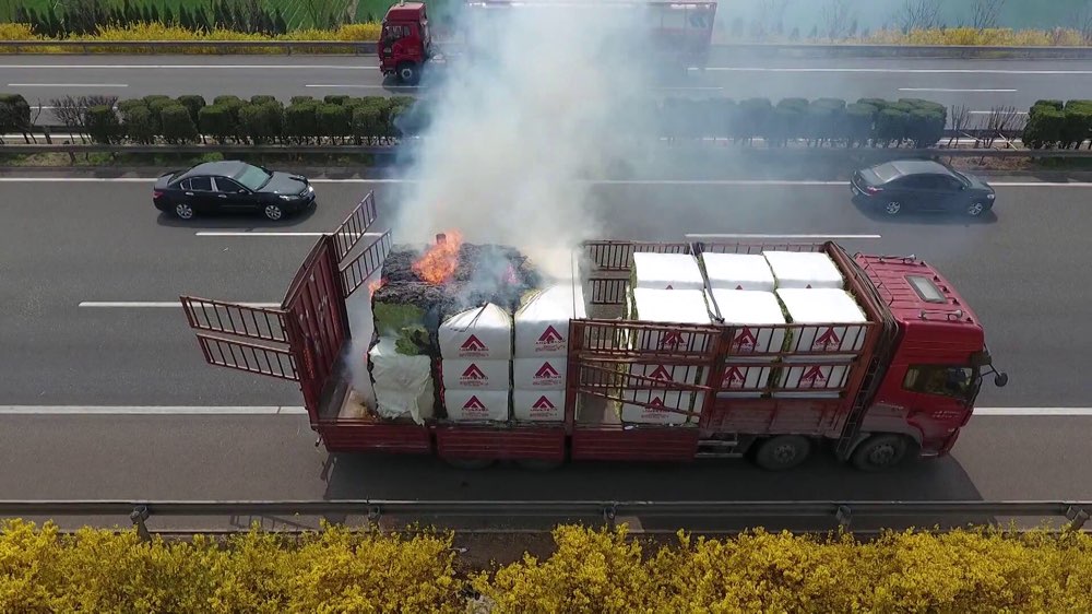 潍坊：无人机演练巧遇货车起火  交警消防合力救援避惨剧