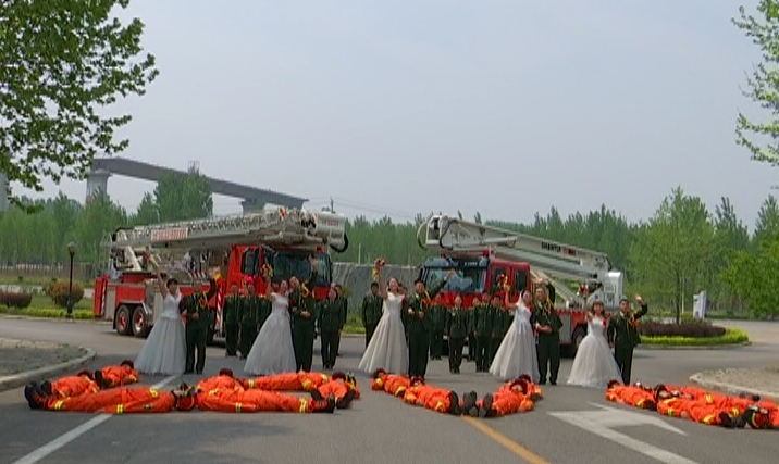 简约而不简单！济宁消防官兵集体婚礼，5对新人幸福牵手
