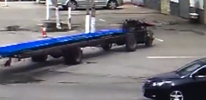 厉害了！兖州“无人驾驶”拖拉机撞向商铺