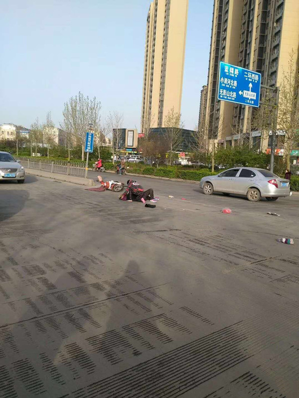 济南：小区附近路口事故多发 缺乏警示标志及红绿灯