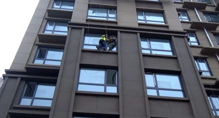 临清8岁男童因贪玩被困4楼窗外 消防官兵5分钟紧急救援