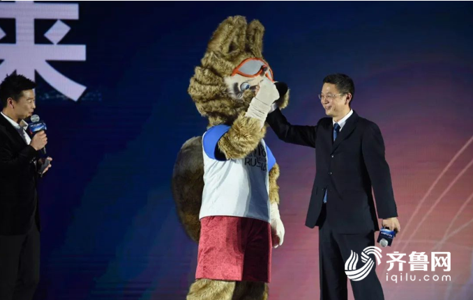 雅士利市场管理中心总经理黄硕与FIFA世界杯吉祥物扎比瓦卡互动.png