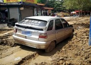 雨后道路泥泞不堪 多辆机动车被困潍坊西园街