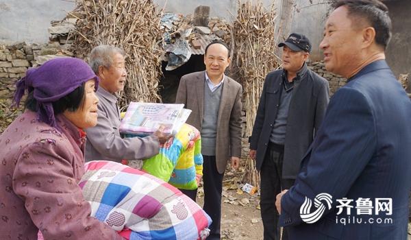 唐新春（右二）和山亭区国税局领导给河南村贫困户送温暖.JPG