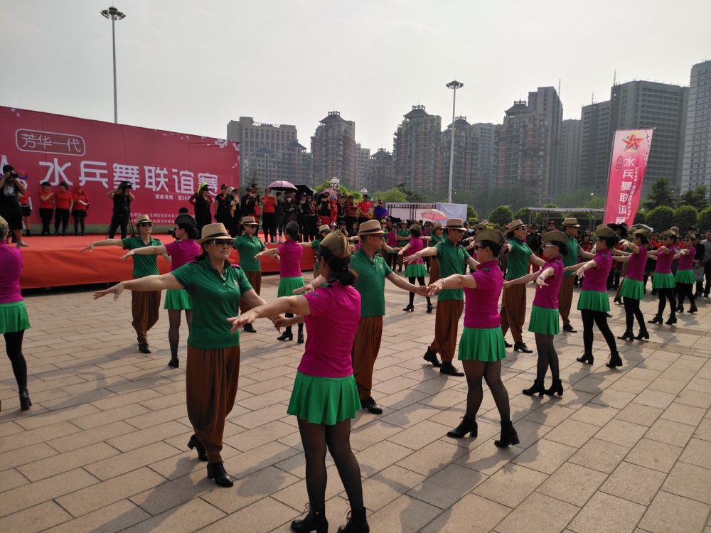 千名舞者聚潍坊炫技 芳华一代水兵舞联谊赛举行