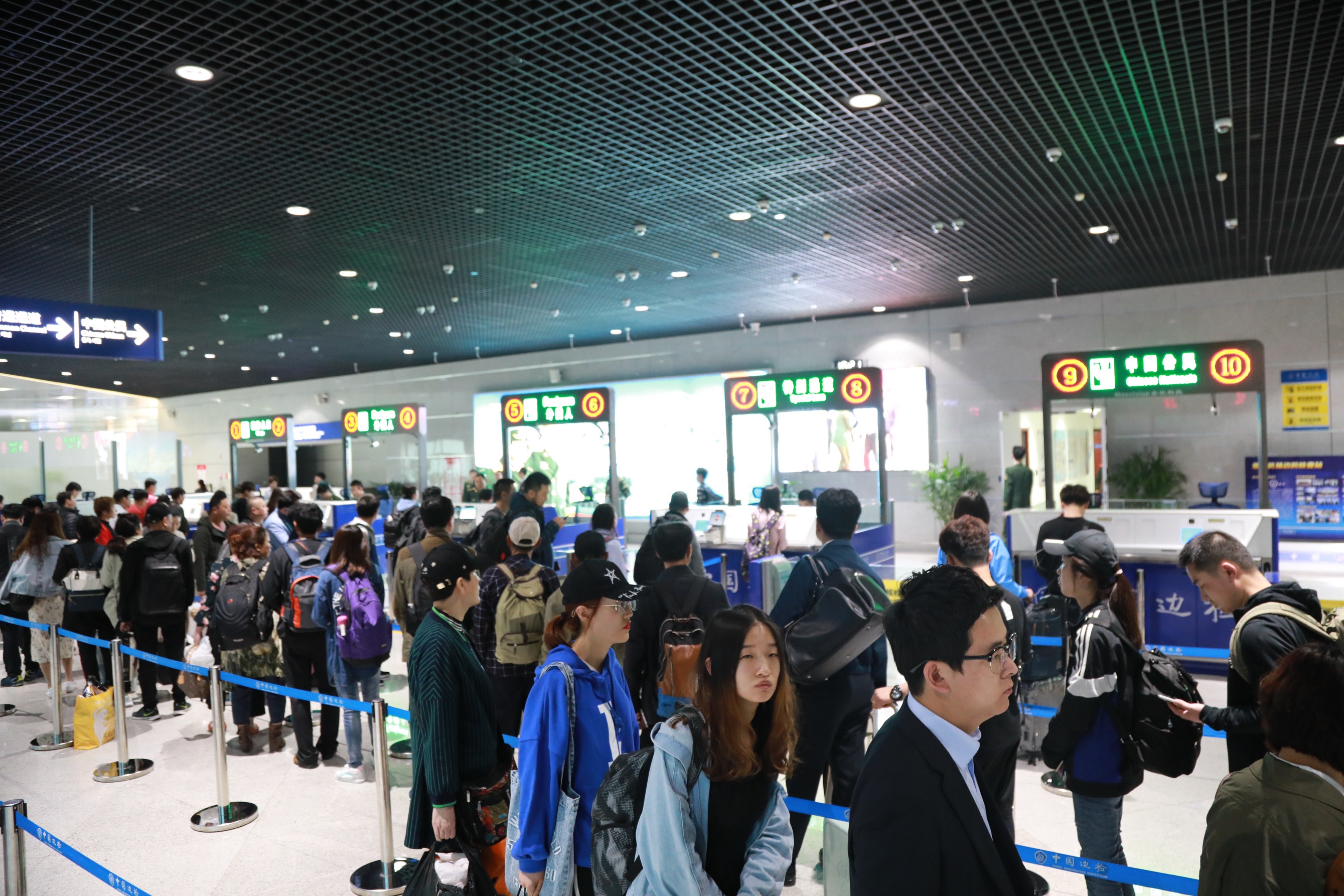  五一小长假第一天烟台机场边检站出入境旅客量同比增长23.6%