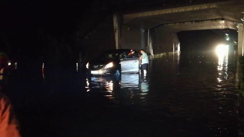 雨夜桥洞积水致轿车搁浅3人被困 潍坊消防紧急救援