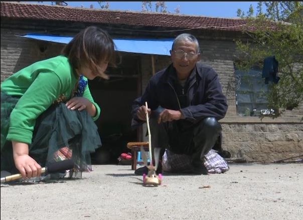 滕州老匠人醉心竹木工艺 四十多道工序制造一台“燕车”