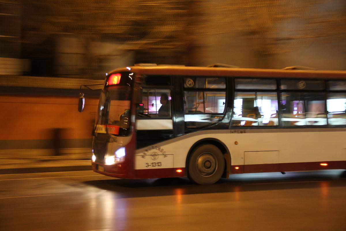 济南30路公交增加车辆和班次 方便市民休闲购物