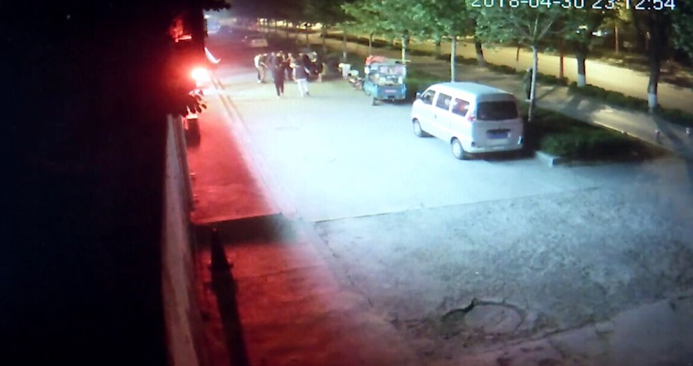 淄博：两岁男孩被火烧伤 五名小伙联手救援