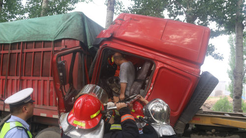 两货车相撞一人被困 日照岚山消防30分钟成功救援