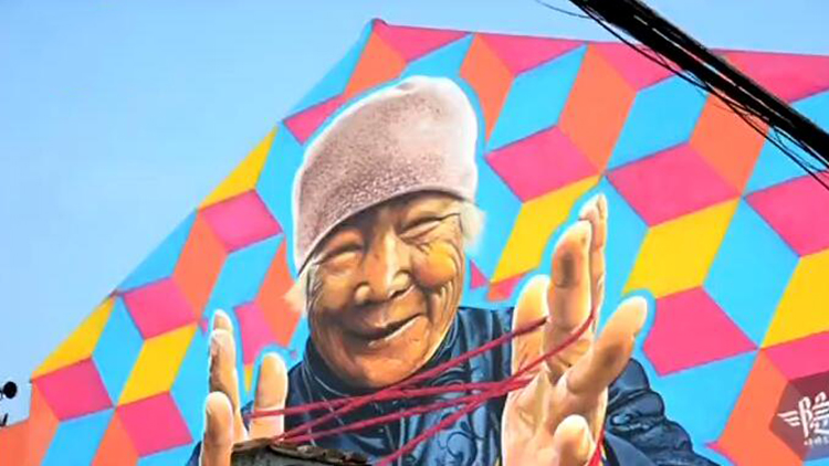最美乡村丨潍坊这个村里来了艺术家，身边老太太“上墙”成红人