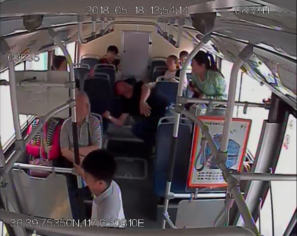 济南：乘客突发癫痫 公交车秒变救护车紧急送医