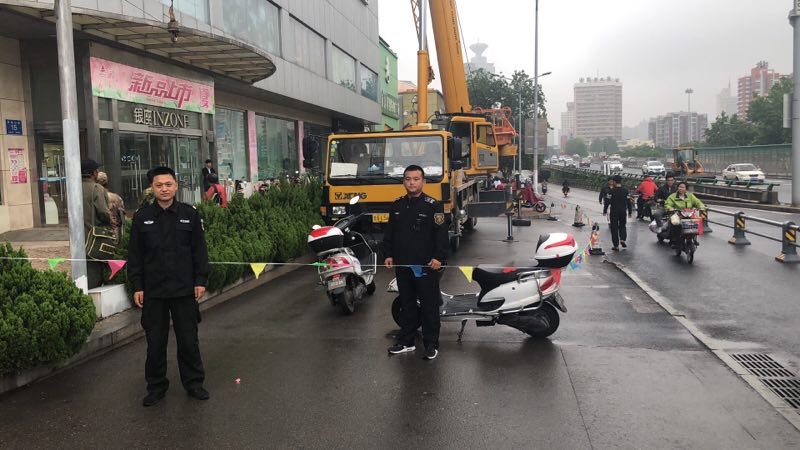 济南市中区综合执法局进行违规标识拆除 提升市容环境