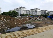 潍坊安顺小区垃圾“成灾” 建筑垃圾堆占据大片空地