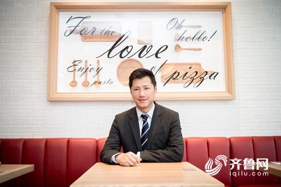 必胜客品牌总经理蒯俊（Jeff Kuai）在智慧餐厅.jpg