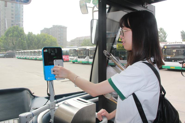 即日起 临沂市民可以刷手机乘坐公交车