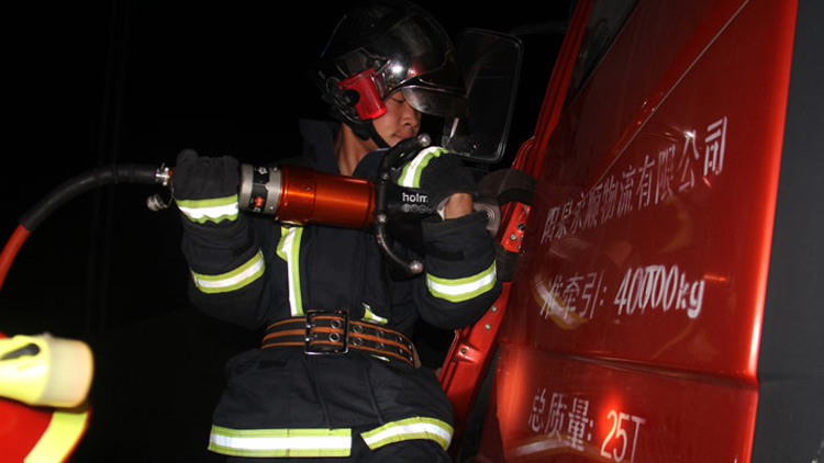 51秒丨新泰G205国道两货车追尾  消防破拆救出驾驶员