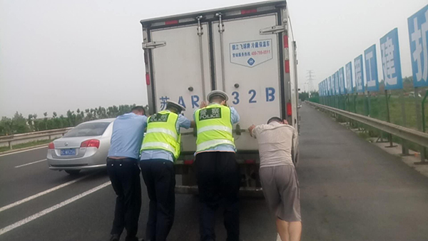 淄博：长途行驶车辆燃油烧尽 高速交警援手助行