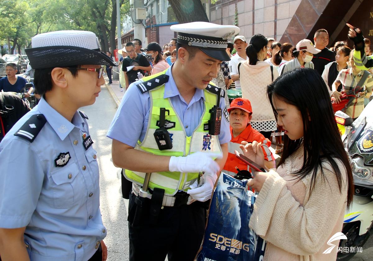 高考首日济南交警有点儿忙