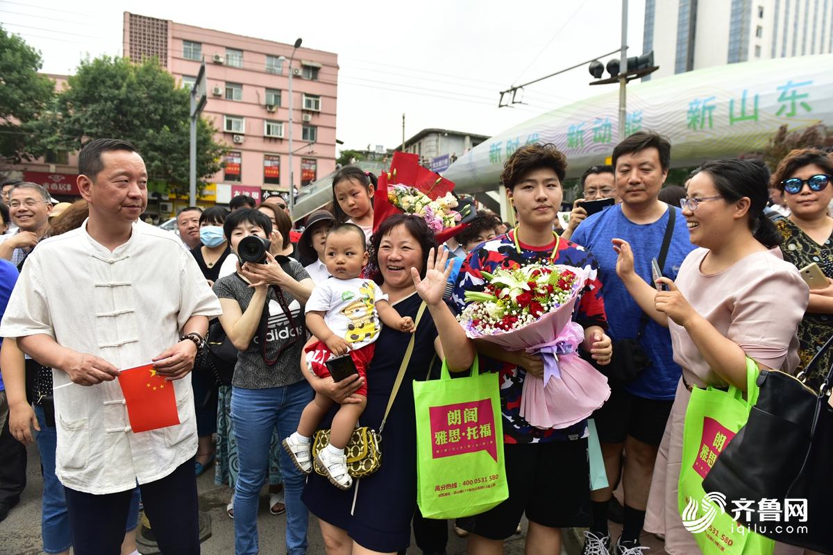 2018年山东夏季高考结束 小小"陪考者"抢镜_独家图片_图片频道_齐鲁网