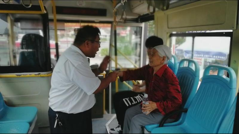 暖新闻 | 80多岁外地老人乘公交迷路 幸好这位细心的司机