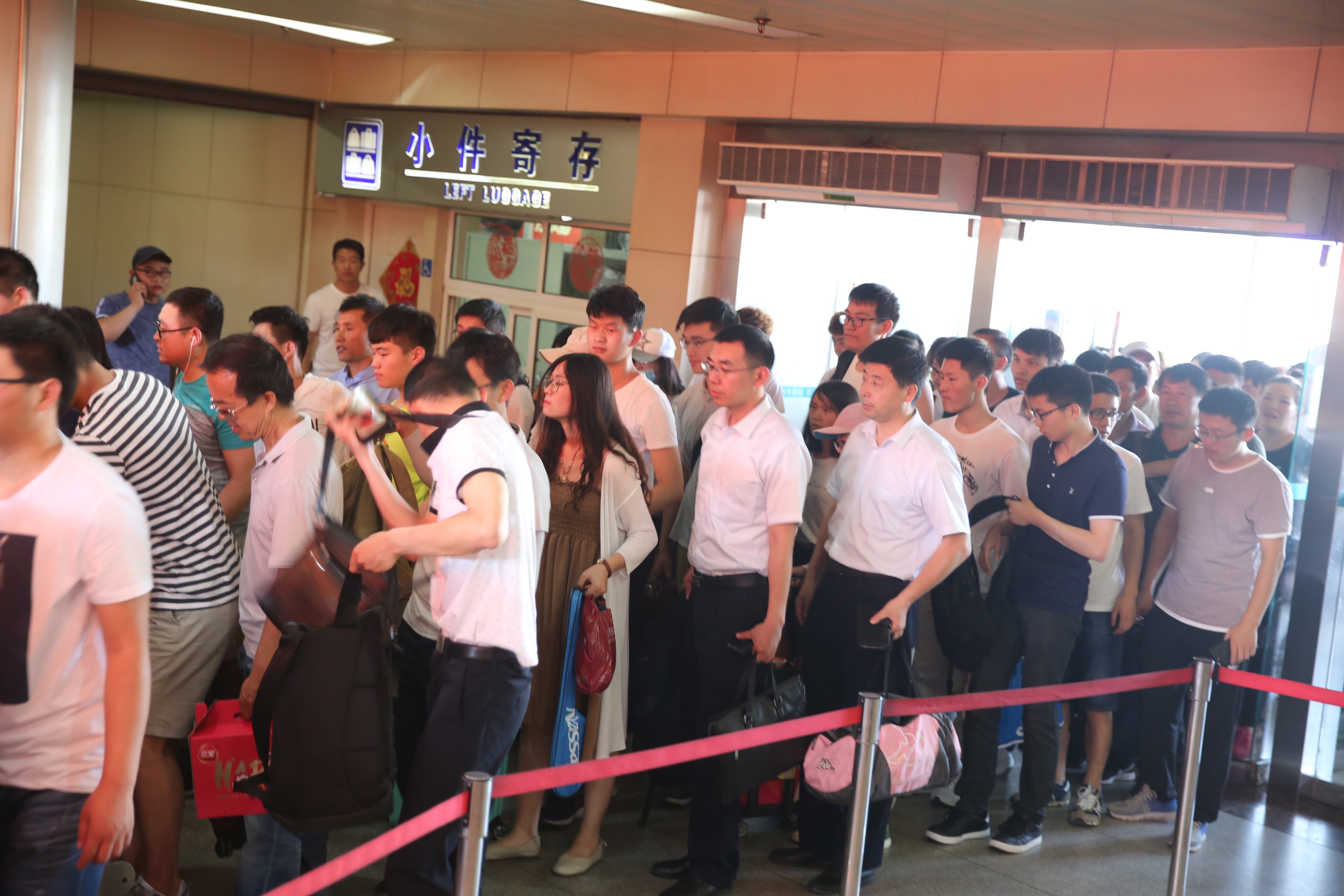 6月15日济南长途汽车总站迎来节前客流高峰