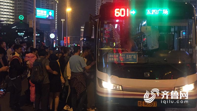 17日晚上9点，乘客排队乘坐温馨巴士601路公交车。_副本.jpg
