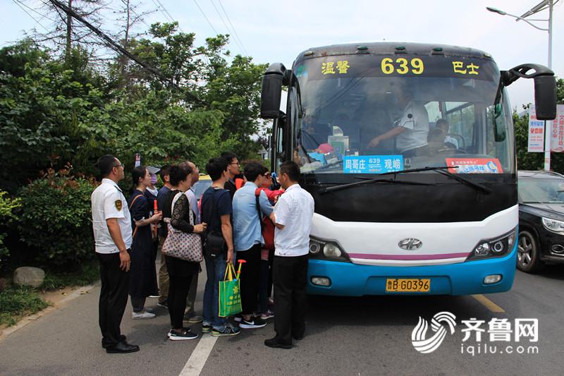 6月18日，在卧龙村公交站，乘客排队乘坐639路公交车到北九水游玩。_副本.jpg