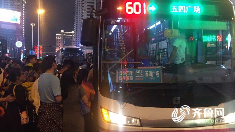 夜间线路火爆，6月17日晚9点，乘坐公交车的市民仍排起长队。_副本.jpg