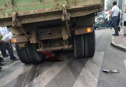滨州沾化城区发生一起车祸 一女子受伤
