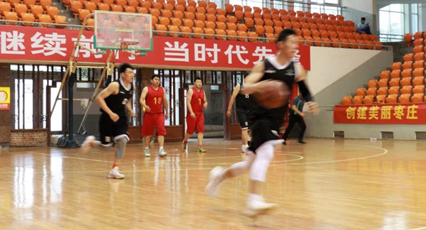 枣庄市中举行首届公益篮球赛 八支球队角逐