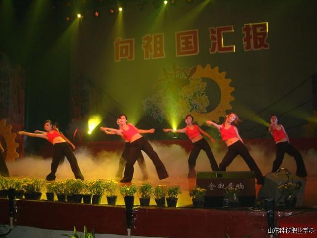 就业:一个毕业生可选择六个就业岗位 学院始终坚持以人才培养为根本,以服务区域经济和社会发展为己任,从根本上提高毕业生就业质量和就业率,提升毕业生竞争力的就业工作理念,为每届毕业生组织多场次大型招聘会和名企招聘专场,为毕业生提供充裕的就业岗位,使毕业生与岗位的供需比一直保持在1:6以上,许多专业的毕业生供不应求,以动手能力强,综合素质高而深受用人单位欢迎,连年呈现出口畅、进口旺的良好办学局面。