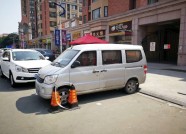 私家车“任性”停靠 潍坊这条街上的“生命通道”何时通？
