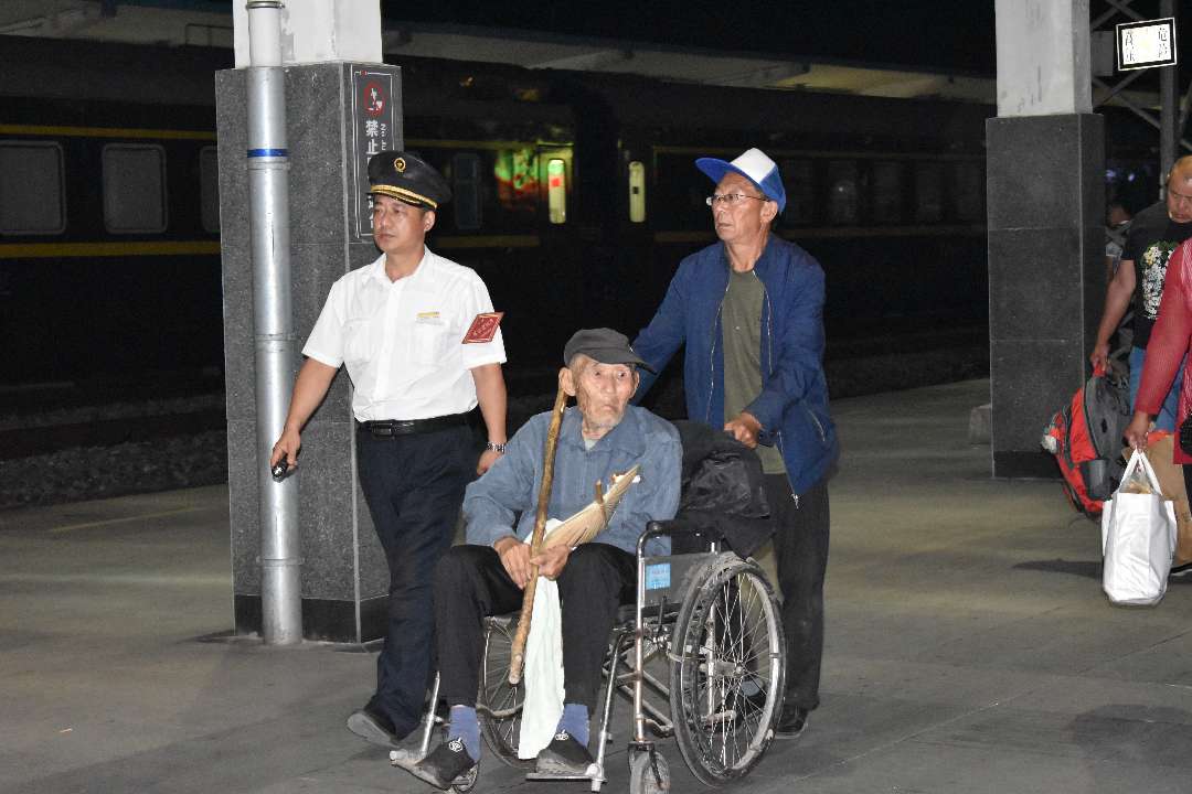 73岁老人接96岁父亲回归故里 兖州火车站为“孝心”助力