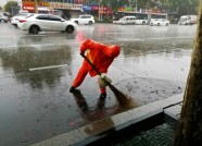 手挖排水井、冒雨扫马路 请为雨中的环卫工人们打call