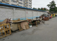 生活垃圾废旧家具占路 潍坊一小巷上演“争地战” 