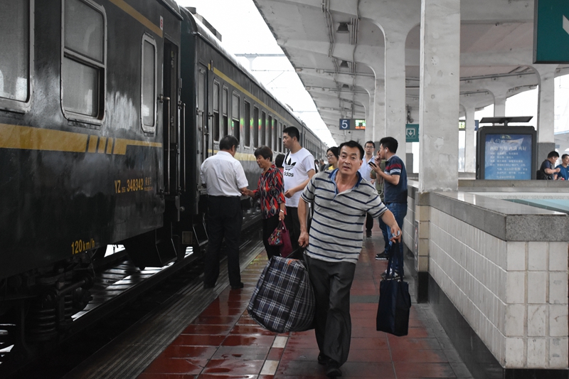 兖州火车站深化服务理念 确保暑运安全畅通  