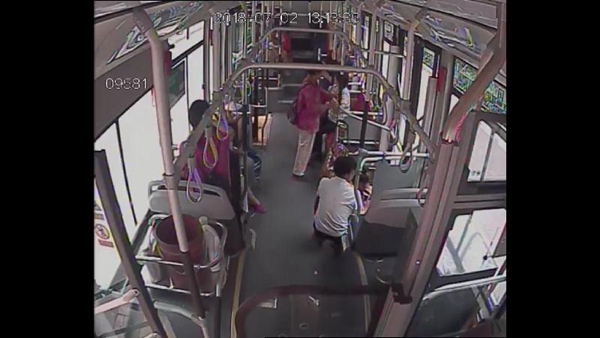 济南：乘客突然晕倒，公交驾驶员紧急救治并送医