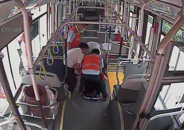 43秒｜司机乘客协力救助晕倒女子 公交司机：这个城市充满阳光