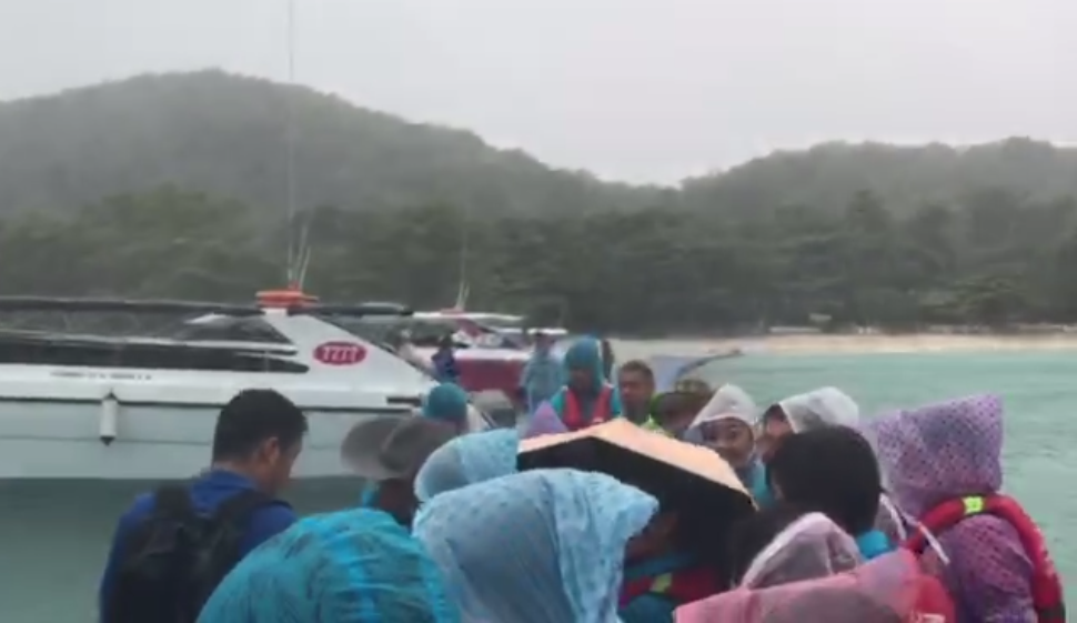 300名山东游客安全抵港 普吉岛暴风雨亲历者讲述惊险时刻