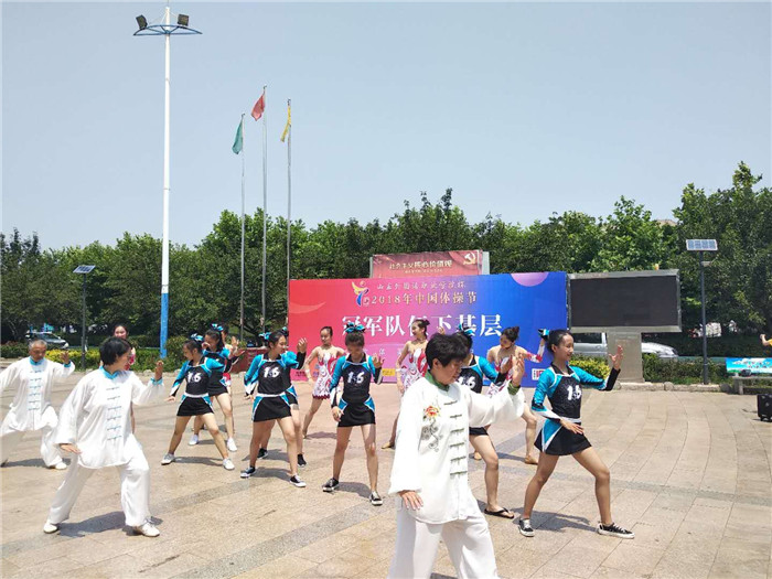 2018​中国体操节丨啦啦操队员进社区，带动居民参与全民健身