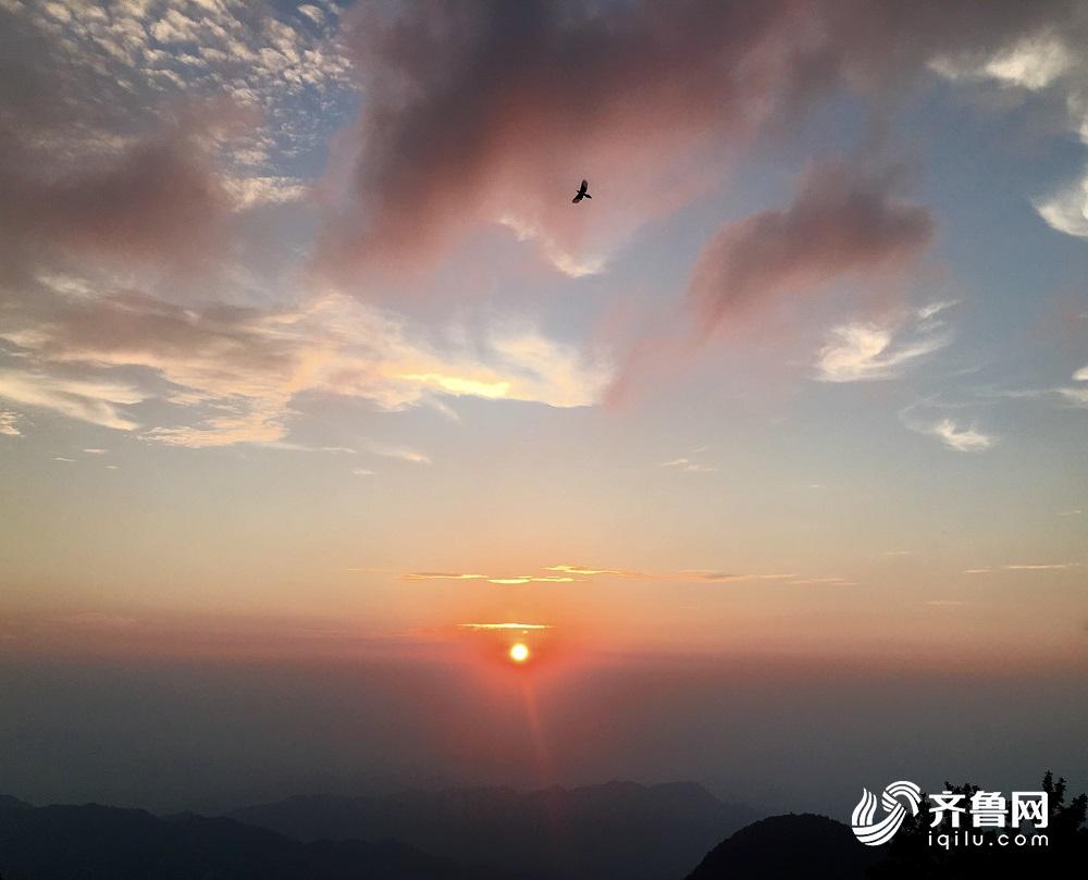 泰山傍晚拨云见日 彩霞漫天犹如仙境