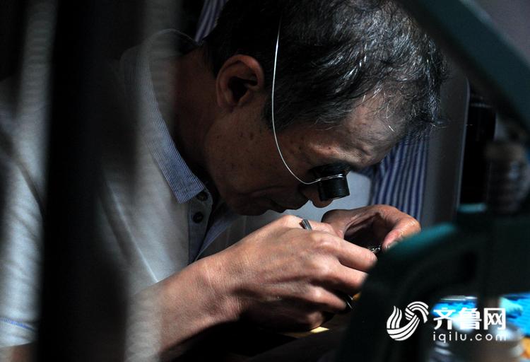 新100文化创意产业园内一位老师傅正在手工组装机械腕表.jpg
