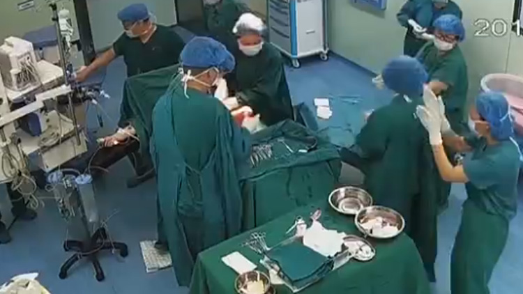 栖霞孕妇脐带脱垂十分钟转危为安，主刀医生累晕在手术台