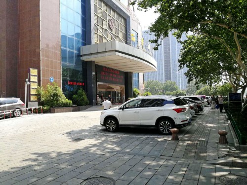 潍坊这家酒店地上停车场未取得备案 收取高价停车费