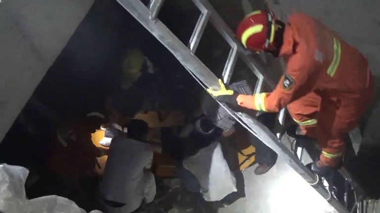 莱州两人坠入门市房五米深坑 消防官兵入坑救人