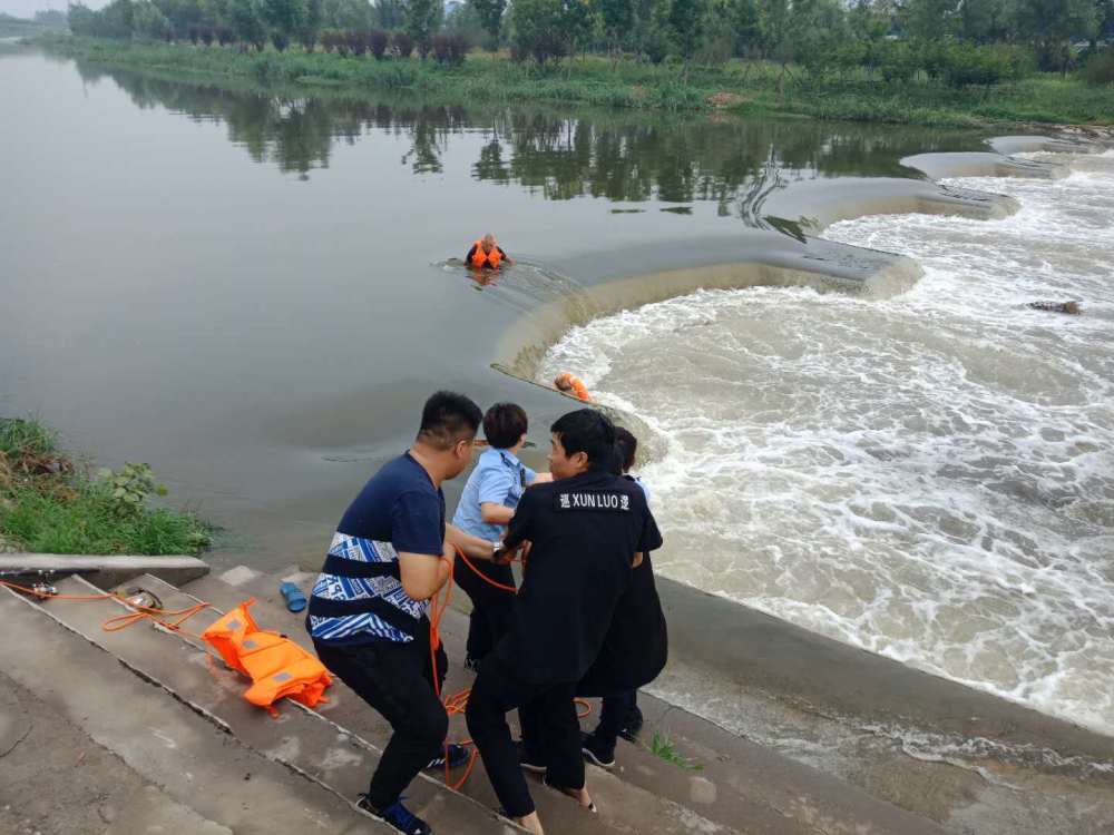淄博：男子救狗心切不慎被困水中 民警紧急救人